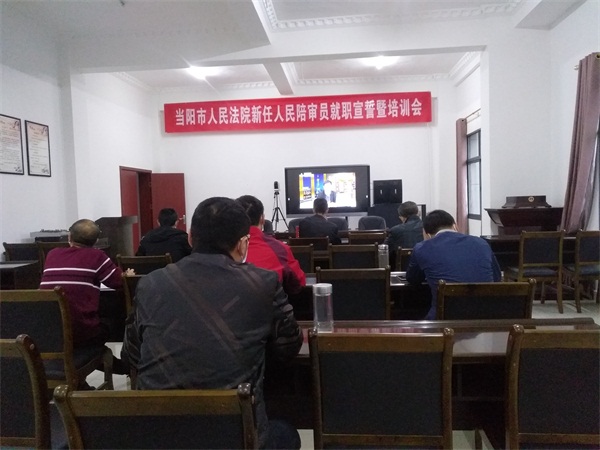 （配图2）市法院开展“周四夜学读书班”活动.jpg
