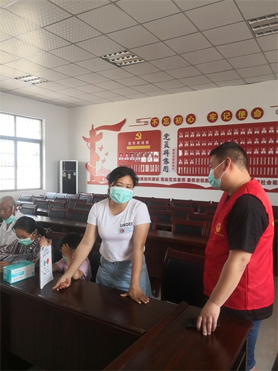 配图2-青年志愿者马凌与家长交心谈心.jpg