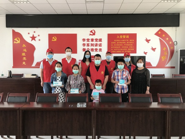 配图3-青年志愿者和留守儿童合影.jpg