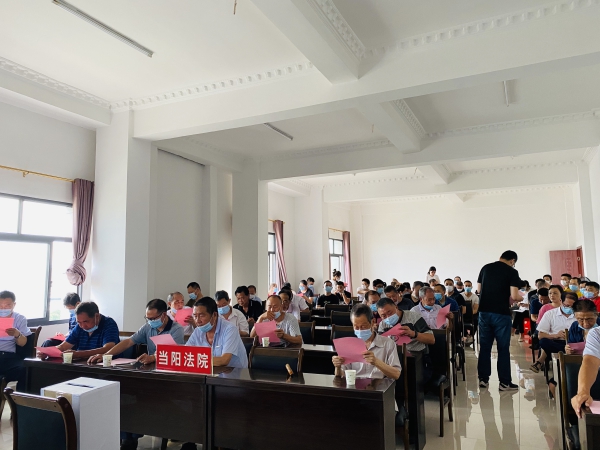 配图2-当阳法院机关党委、机关纪委换届选举大会圆满召开-发放选票.jpg