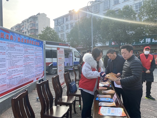 （配图1）当阳法院开展送法进社区活动.jpg