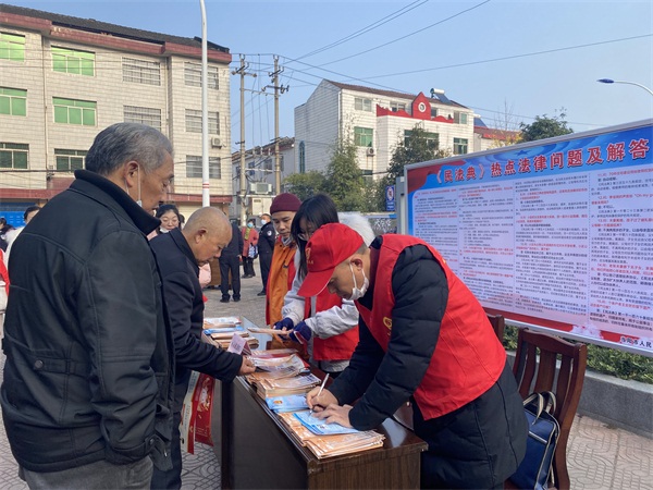 （配图2）当阳法院开展送法进社区活动.jpg