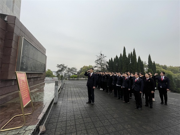 （配图1）当阳法院：参观烈士陵园 缅怀革命先烈.jpg