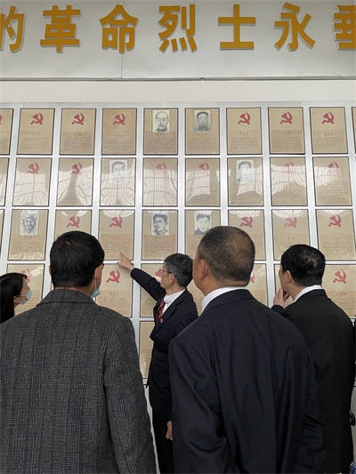（配图2）当阳法院：参观烈士陵园 缅怀革命先烈.jpg