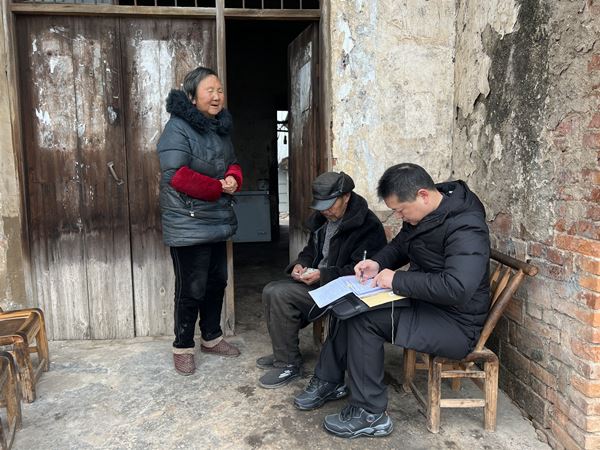 配图1入户办理领款，彰显司法温情.jpg