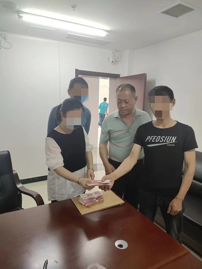 配图老同志与时俱进促结十年民生老案_副本.jpg