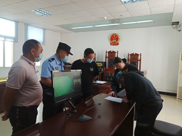 配图情法相融，法官与村干部共同化解家事矛盾_副本.jpg
