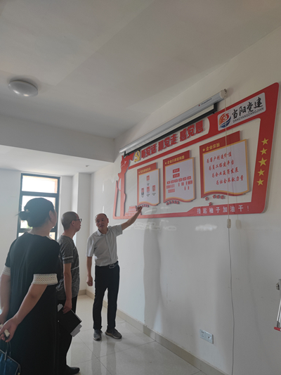 配图当好“店小二”，助企稳步跑-参观_副本.jpg