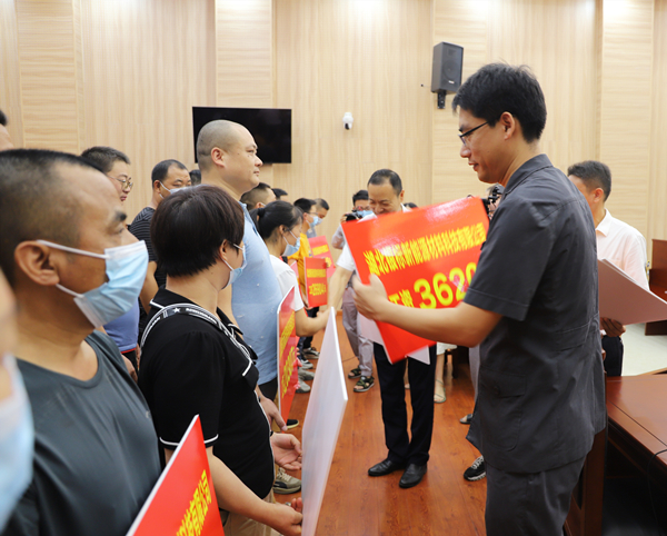 配图4当阳法院现场发放工人工资180余万元为工人撑好“安薪伞”_副本.jpg
