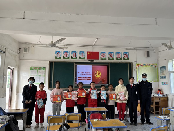 配图3叮咚，有“典”不一样的法治宣传课，请查收！_副本.jpg
