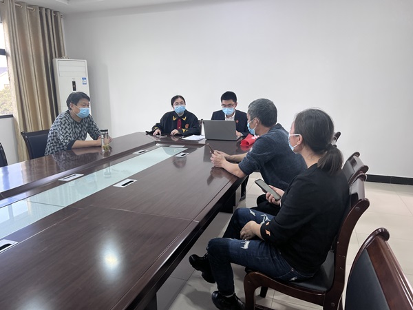 配图4一场隔着栅栏门的调解_副本.jpg