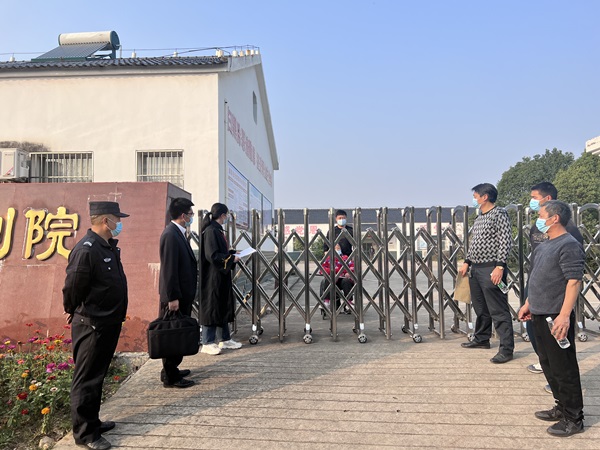 配图1一场隔着栅栏门的调解-老人无法出福利院_副本.jpg