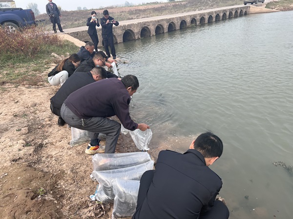 配图以法之名 守护绿水青山-增殖放流1_副本.jpg