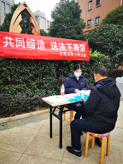 配图送法进小区，普法暖民心-咨询_副本.jpg