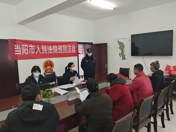 配图1巡回审判入乡村，敲响新年第一槌_副本.jpg