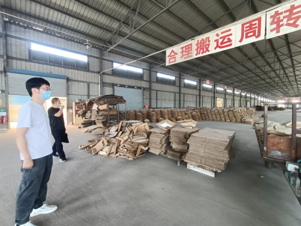 第三部分配图：执行员在湖北某陶瓷有限公司查看生产情况_副本_副本.jpg